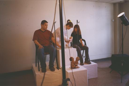 2000年4月22日，“对伤害的迷恋”展上孙原、彭禹的行为作品《连体婴儿》。