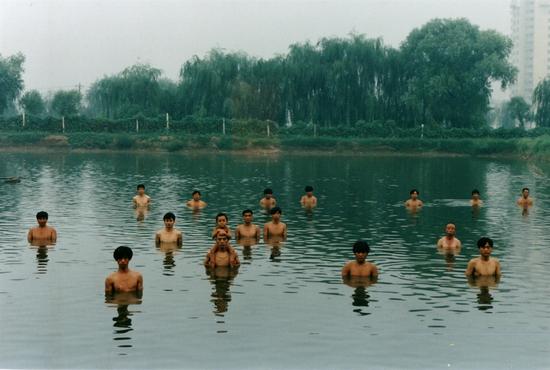 “野生”项目中，张洹的行为作品《为鱼塘增高水位》 （1997年）。