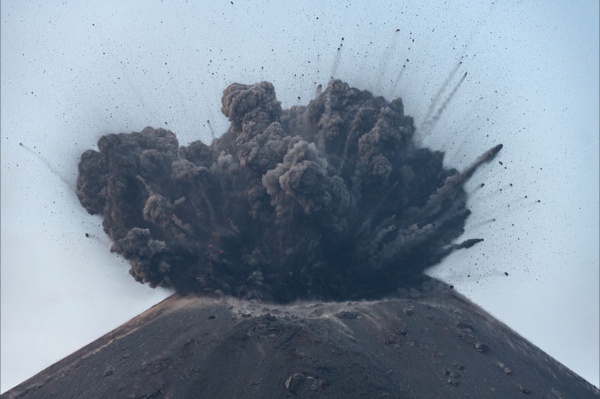 很美很危险 追火山的人