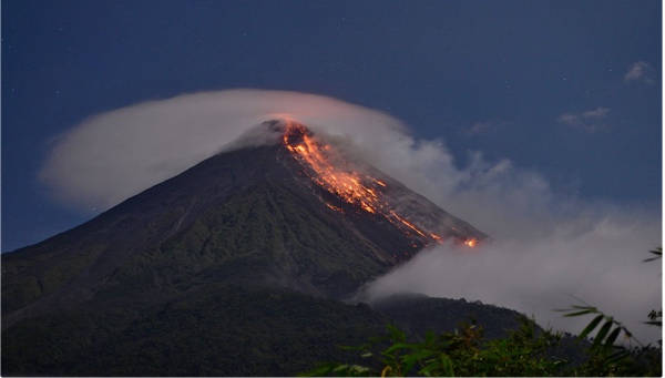 很美很危险 追火山的人