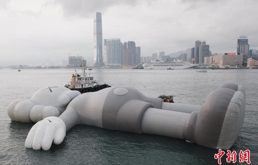 国际知名艺术家KAWS作品COMPANION现身香港维多利亚港