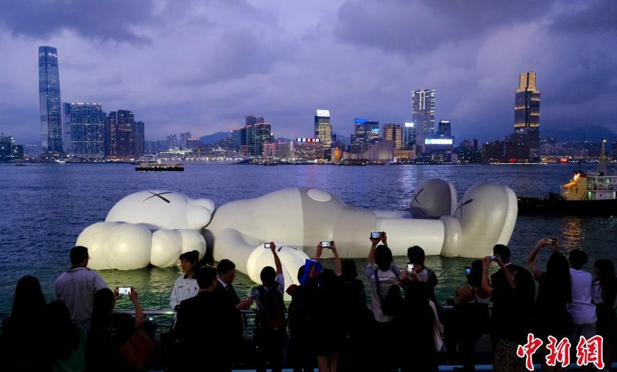 国际知名艺术家KAWS作品COMPANION现身香港维多利亚港