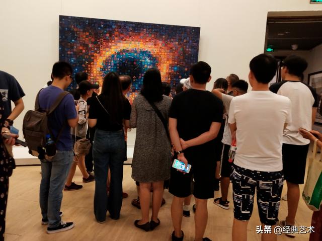 陶宏的油画作品《天眼》在北京国际双年展上大放异彩