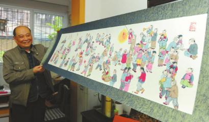 江华光展示他的画作。