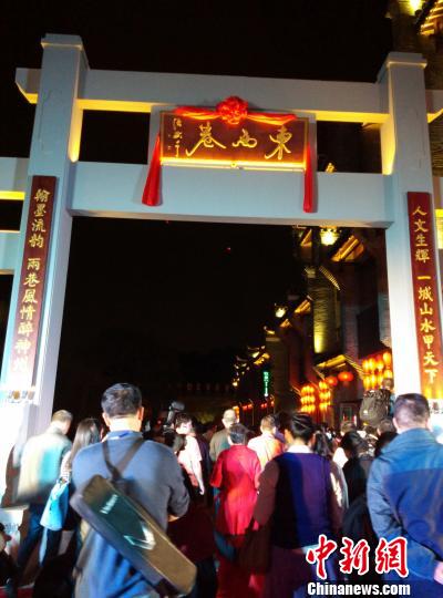 4月26日晚，桂林正阳东巷历史文化街区正式开街。　赵琳露 摄