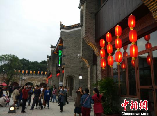 4月26日晚，桂林正阳东巷历史文化街区正式开街。　赵琳露　摄