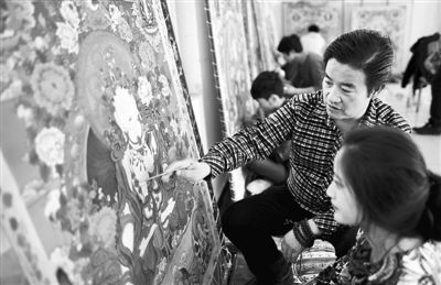 图为青海省工艺美术大师曲智（右二）为学生娘毛卡教授绘画技巧。新华社记者 张宏祥摄