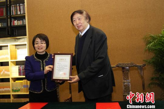 浙江宁波官方代表向冯骥才颁发捐赠证书。　张道正 摄